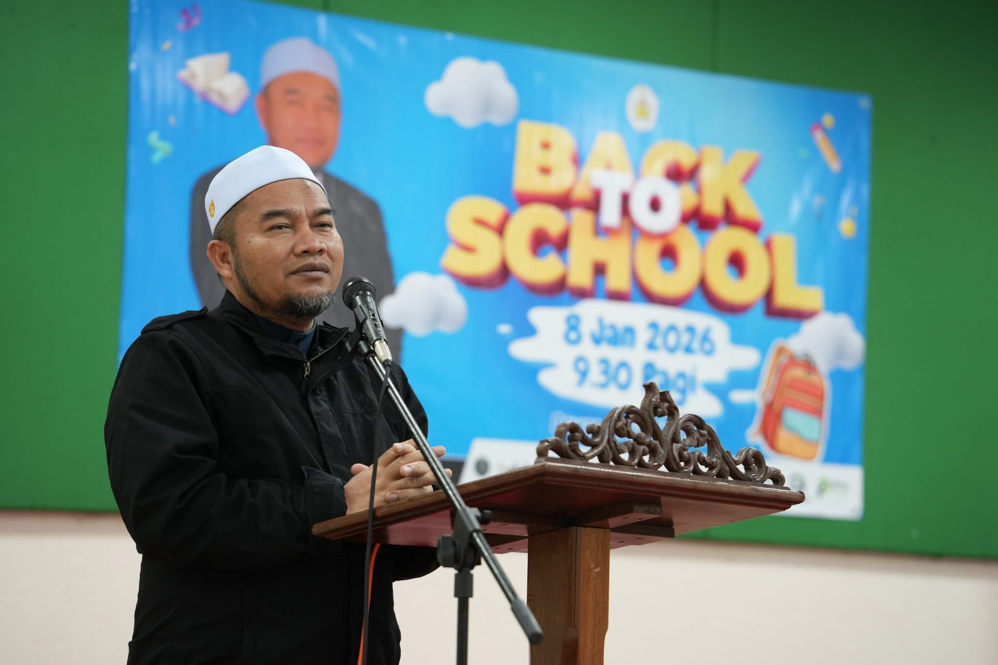 228 Pelajar Jerteh Ceria Terima Beg Sekolah Baharu