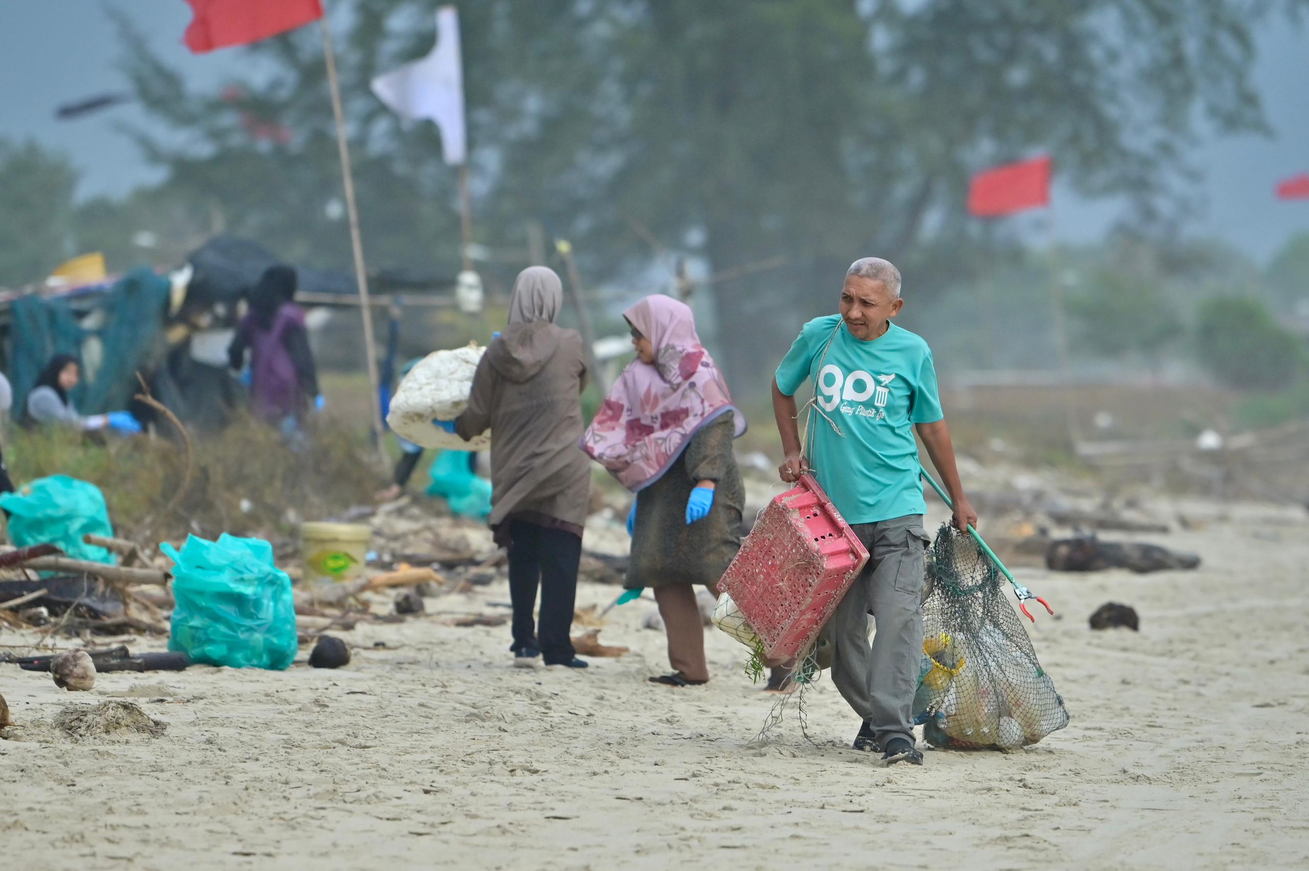 410 Kilogram Sisa Monsun Dibersihkan di Pantai Pandak