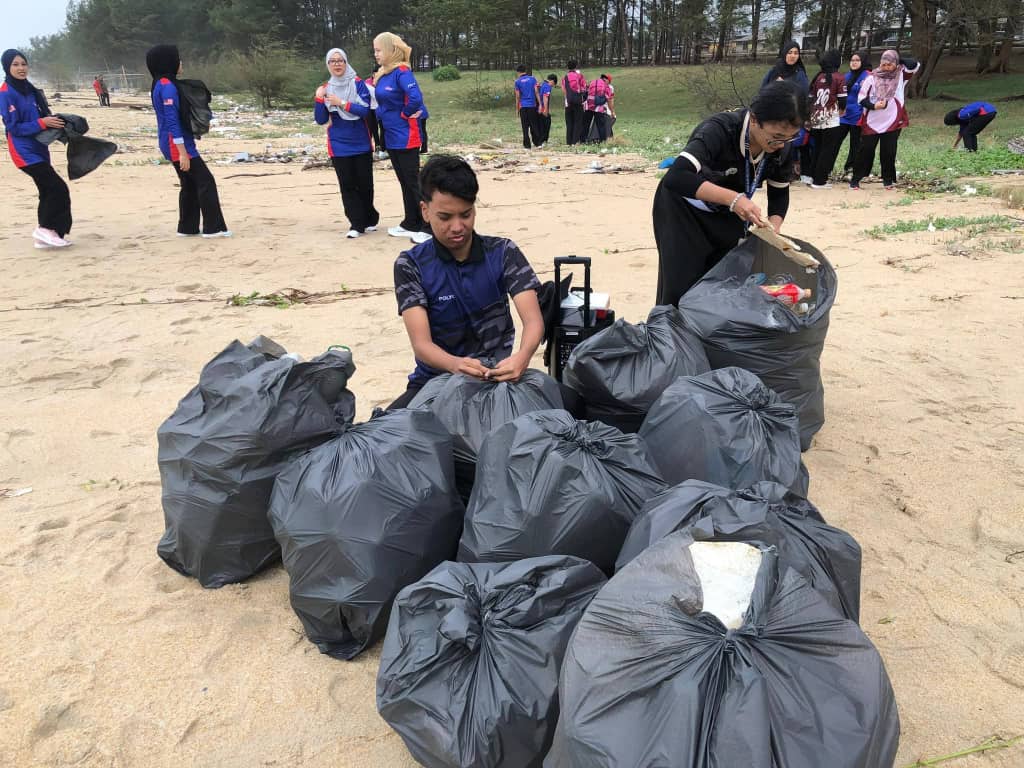 Gotong Royong Bersih Pantai Pupuk Keprihatinan Pelajar Terhadap Alam Sekitar 