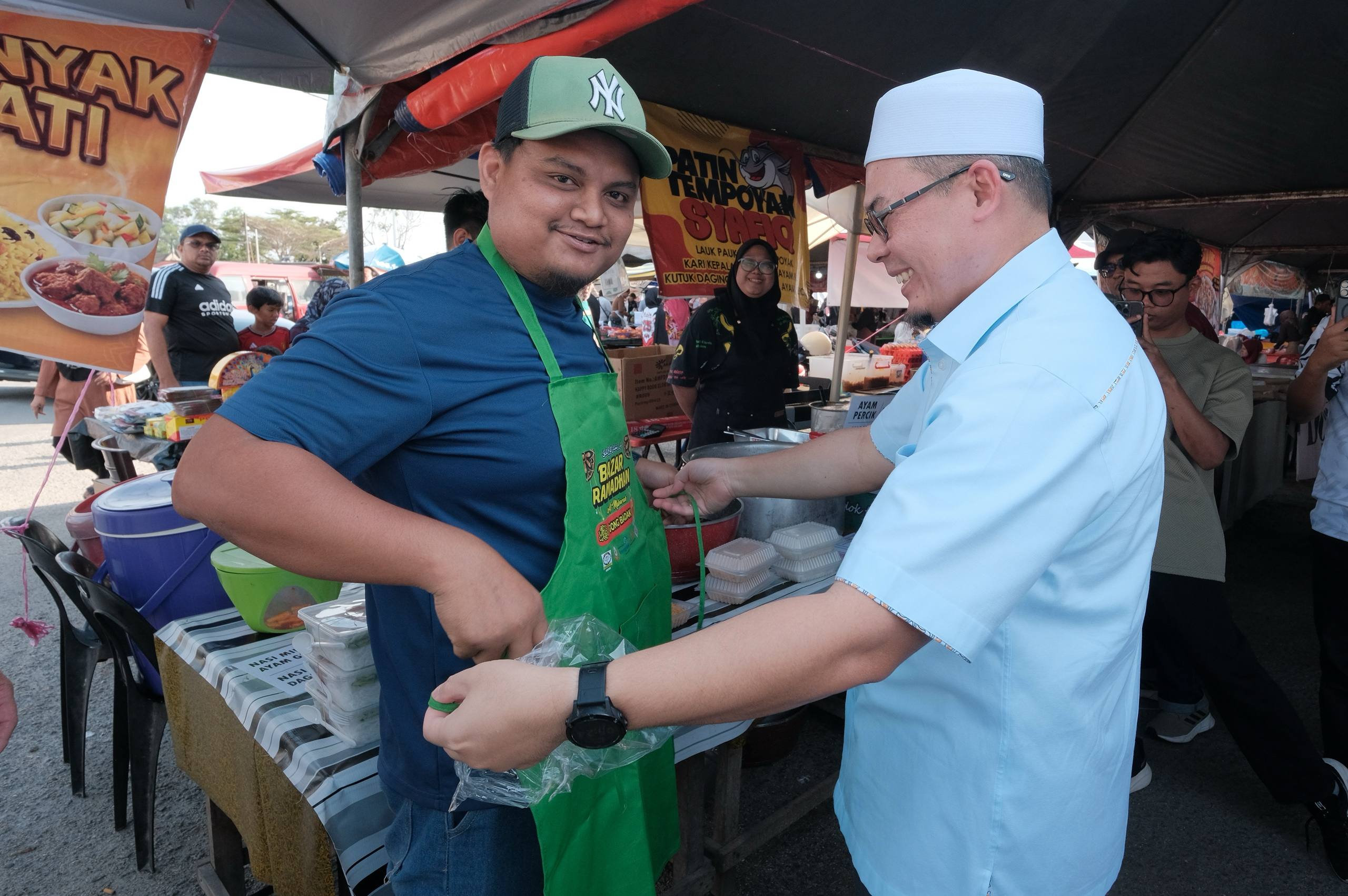 250 Apron, Kurma Untuk Peniaga Bazar Terbesar Kuala Nerus