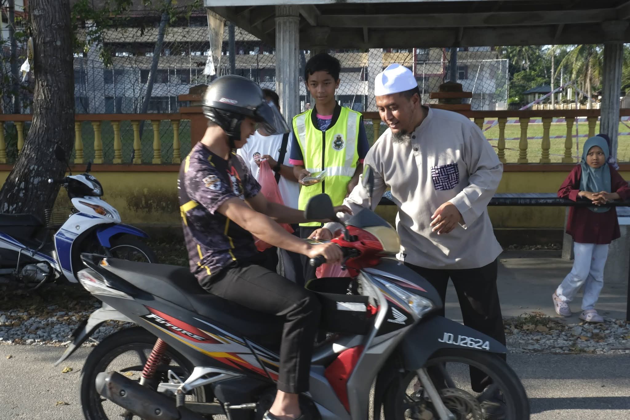 ADUN Kemasik Kongsi Rezeki Juadah Berbuka, Sokong Peniaga Kecil