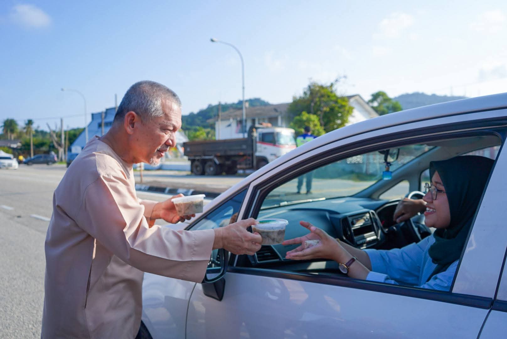 Agihan Bubur Lambuk 500 Bekas Terus Hidupkan Tradisi di Kijal