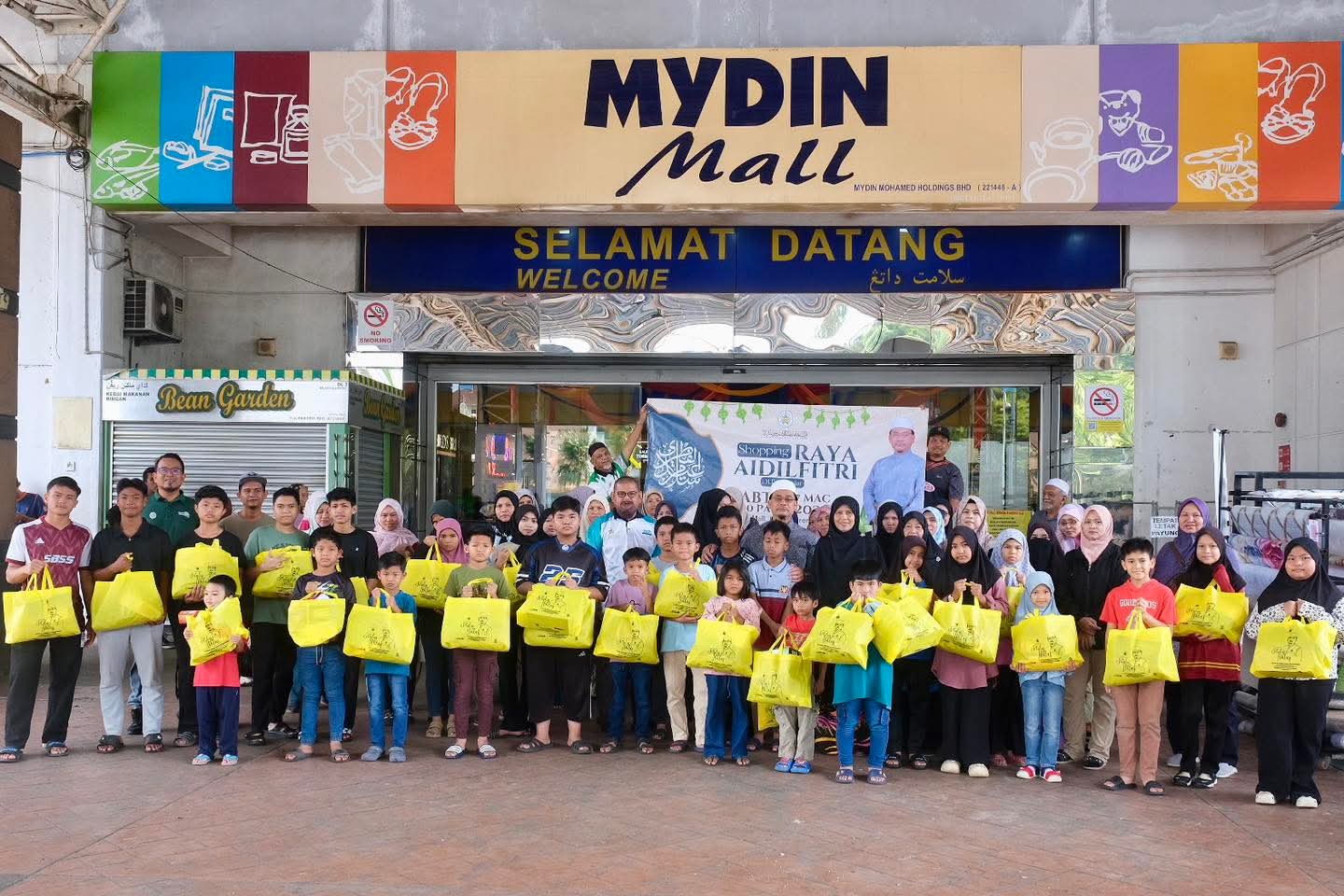 Senyuman Syawal: 150 Anak DUN Bandar Diraikan Dalam 'Shopping Raya'