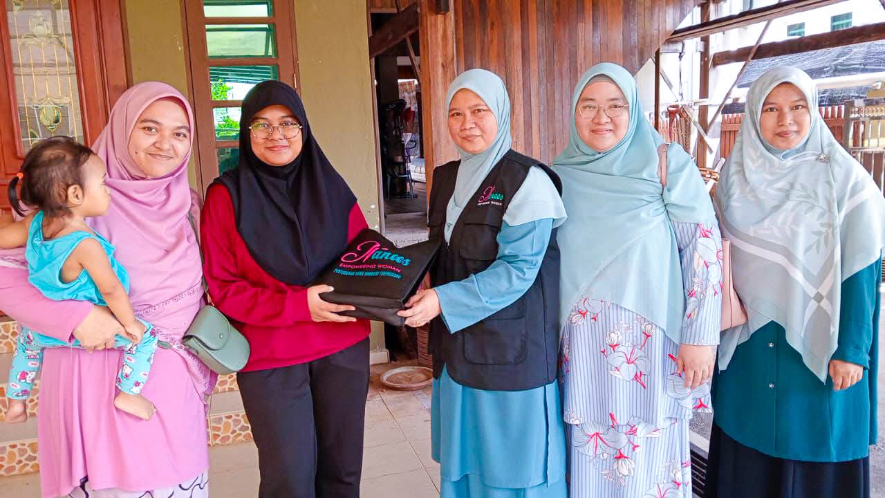 Wanita Muda Terengganu Dapat Makanan Berbuka Percuma