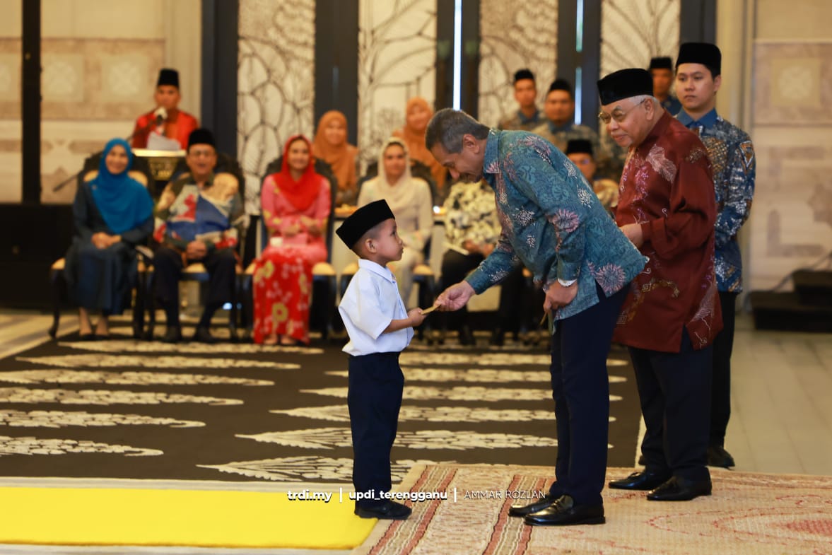 Sultan Terengganu Kurnia Bantuan Aidilfitri Kepada Fakir Miskin, Pelajar
