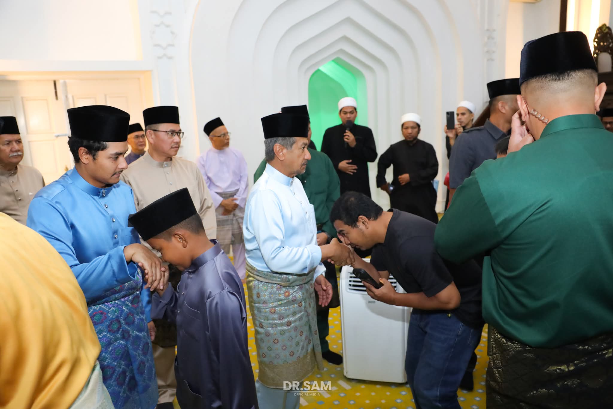 Sultan Terengganu Berangkat Menunaikan Solat Sunat Aidilfitri Di Masjid Al-Muktafi Billah Shah 