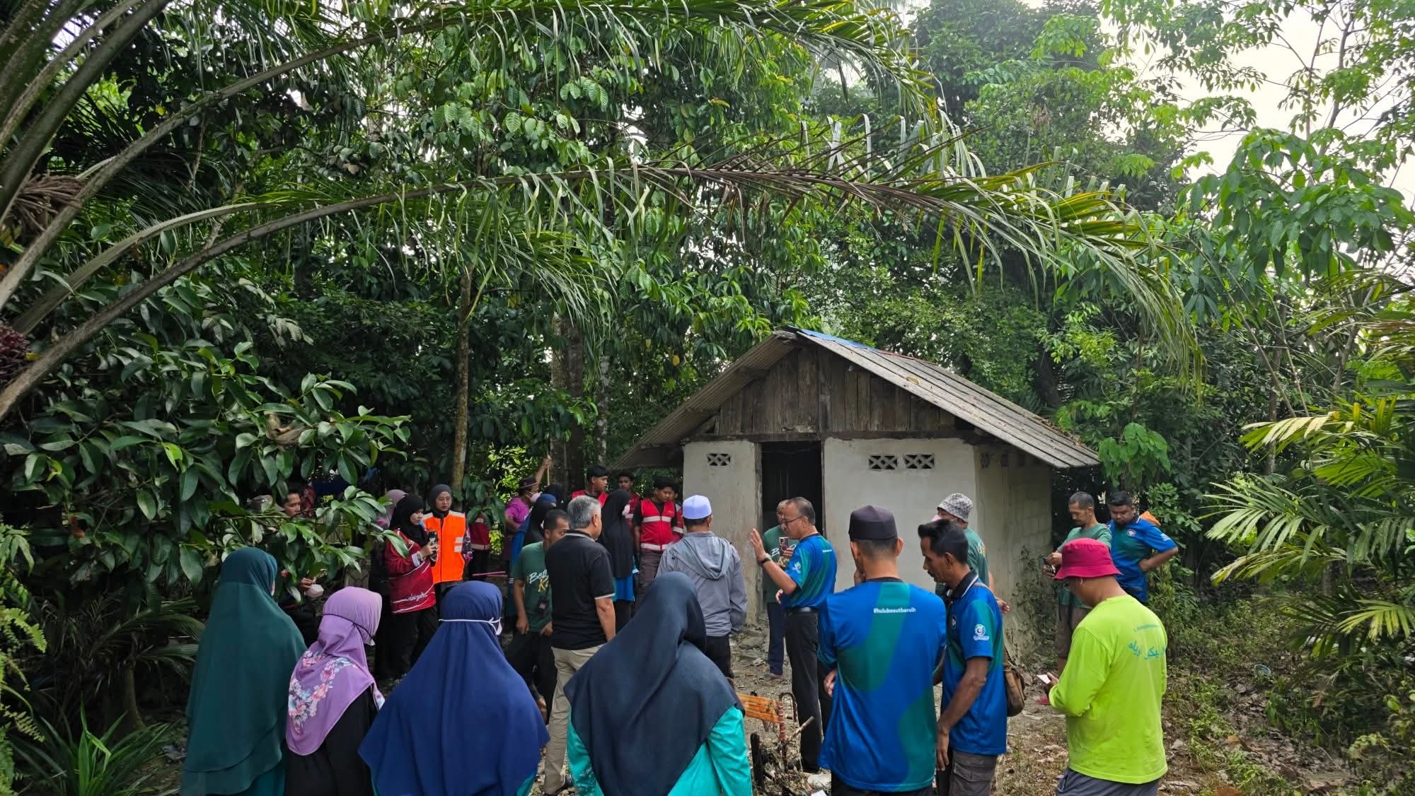 Gotong-Royong Bantu Warga Emas OKU Uzur