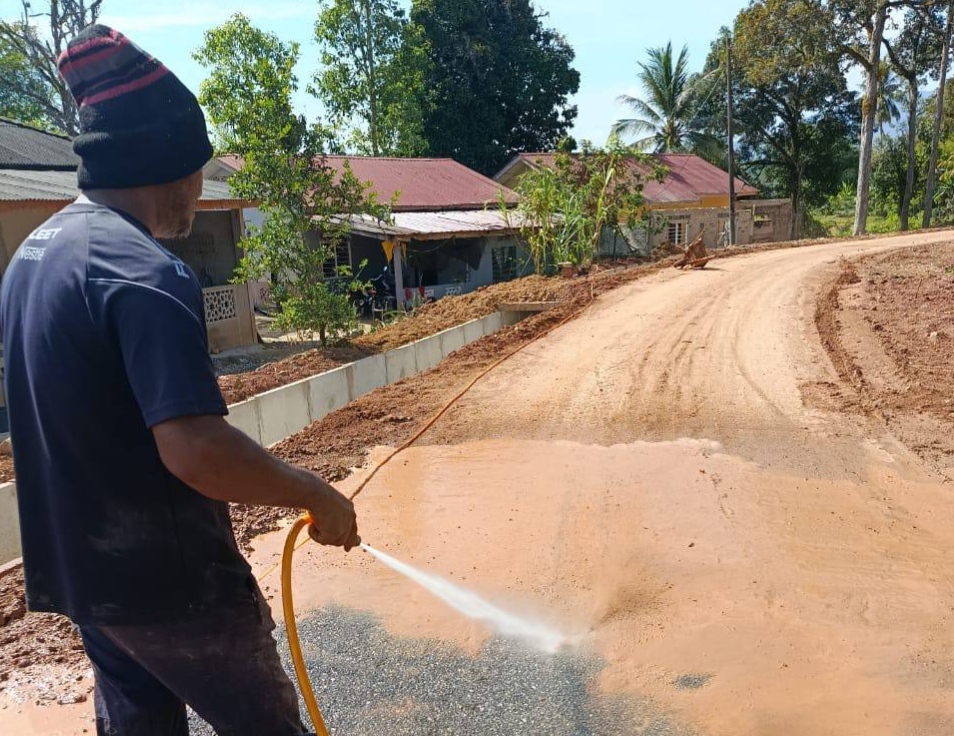 Sikap Terpuji JPKK Cuci Sisa Selut Projek Saliran Dipuji