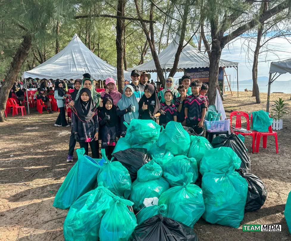  Lebih 370 Sukarelawan Bersihkan Sisa Marin di Pantai Beting Lintang