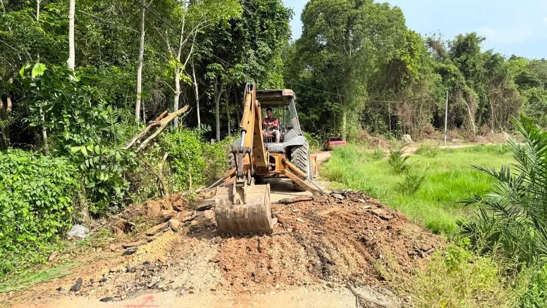Kerja Naik Taraf, Turap Semula Jalan Rosak Di Kg Gong Lilit Dan Kg Jabi Selesakan Penduduk