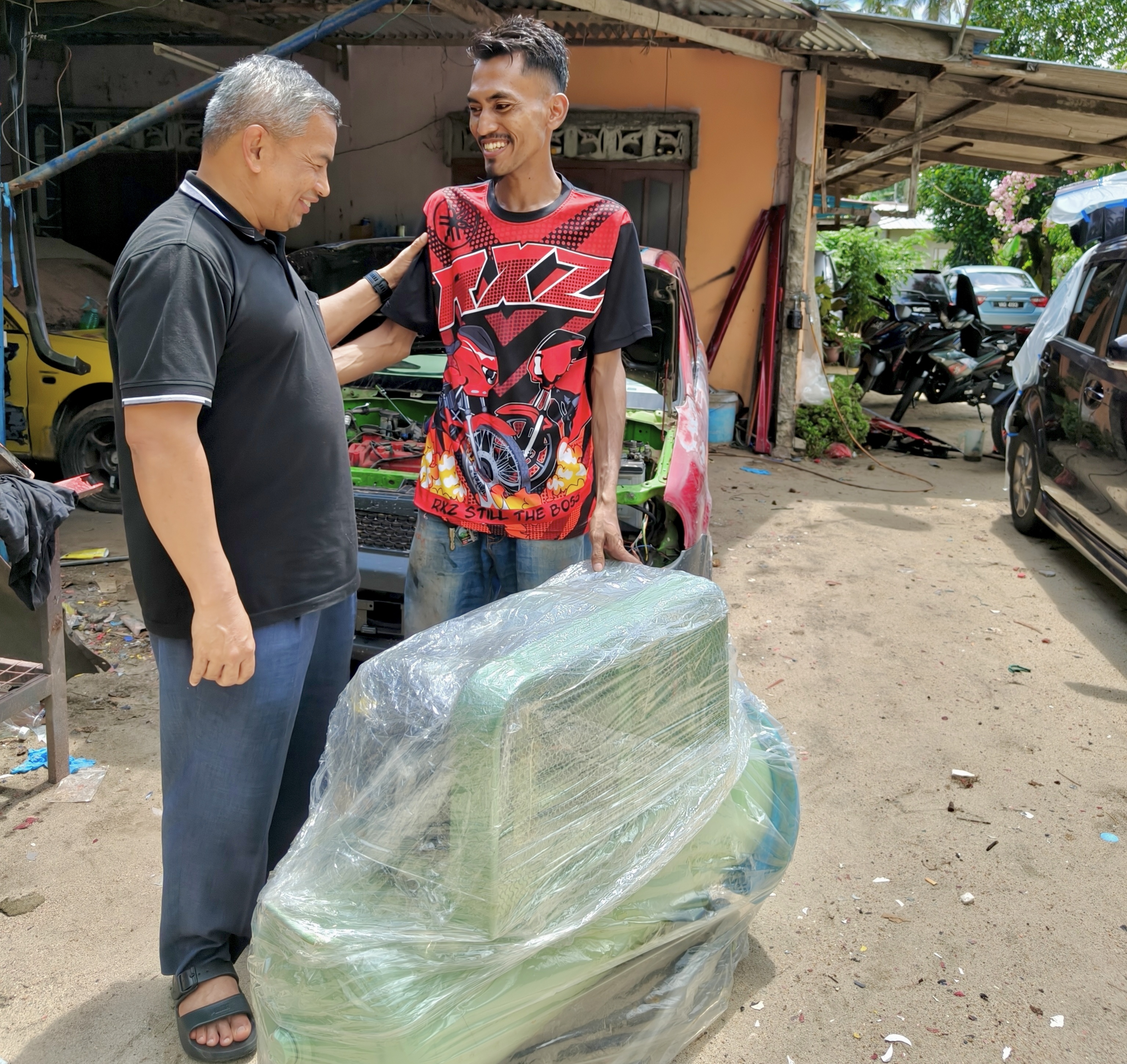 Sokong Perniagaan Anak Muda, ADUN Jabi Hadiahkan 'Air Compressor' Kepada Pengusaha Bengkel Cat