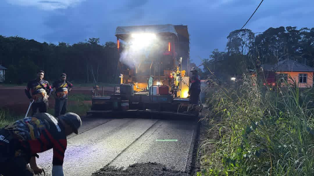 Inisiatif Tampal Jalan Rosak Di Kg Gerong Apal Jimatkan Kos