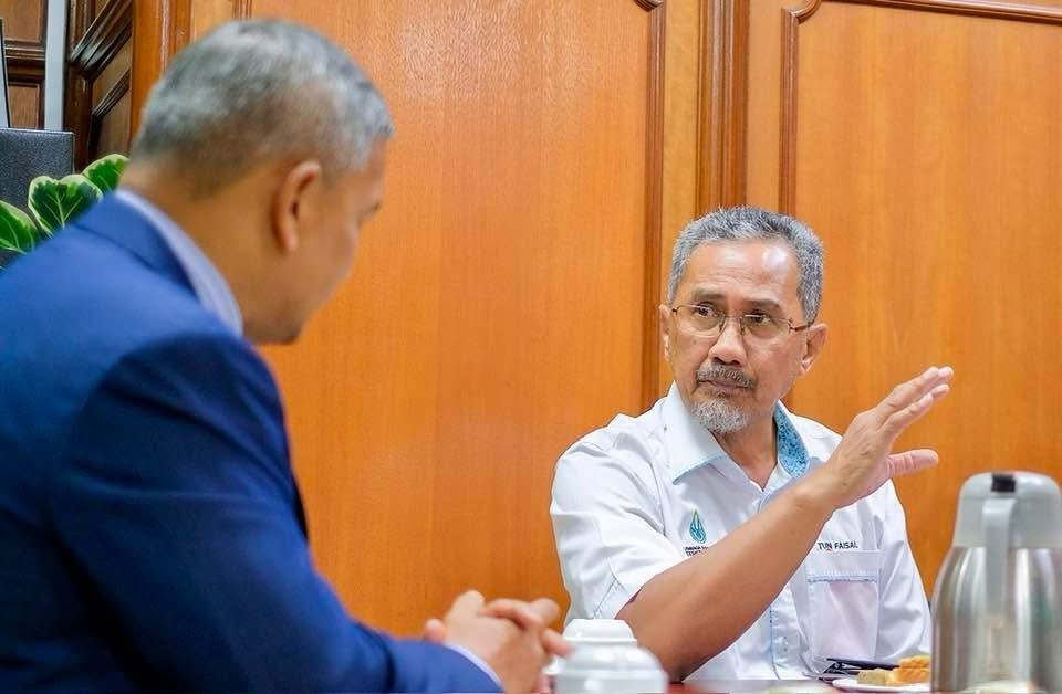Sumbangan Terbesar Selesaikan Isu Tanah FELDA, Dr Azman Ucap Selamat Bersara Kepada Pegawai Kewangan Terengganu