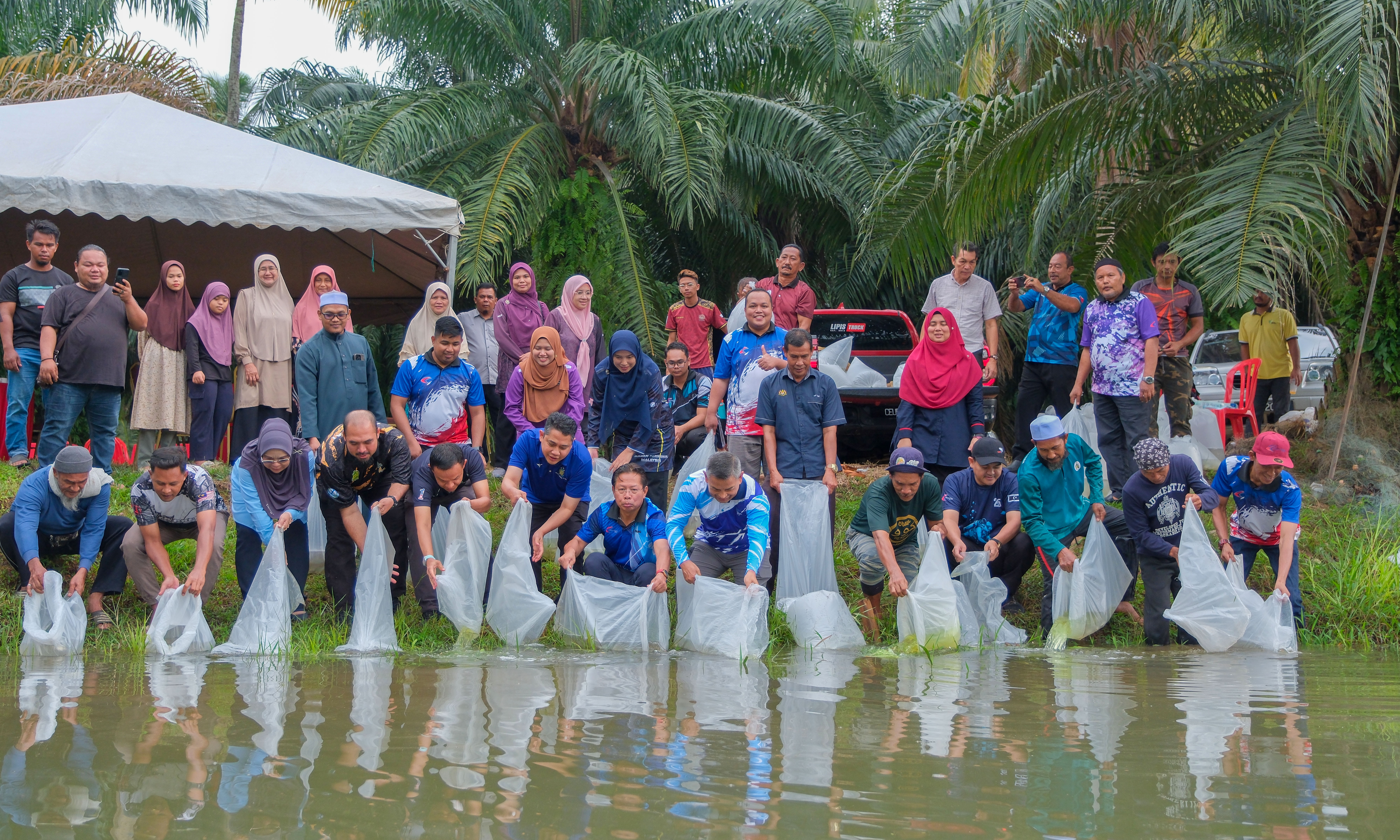 Lebih 8,000 Anak Ikan Lampam Sungai Dilepaskan di Sungai Keluang Besar