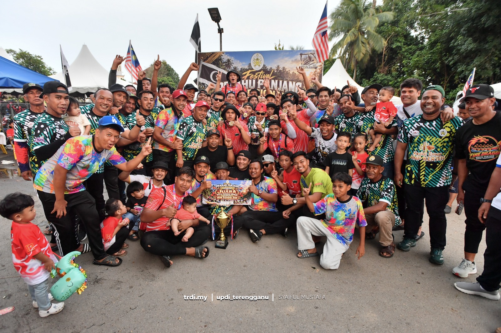 Sang Buaya Benam Lawan Di Laman Sendiri