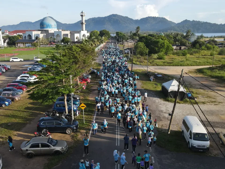1,000 Penduduk Gamatkan Paka Beach Walk 2025