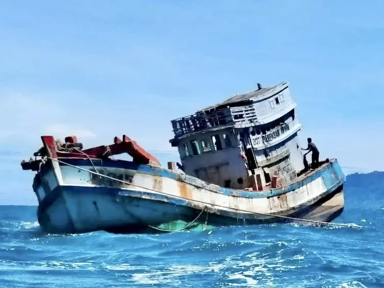 Bot Nelayan Vietnam Ditenggelamkan Sebagai Tukun Tiruan