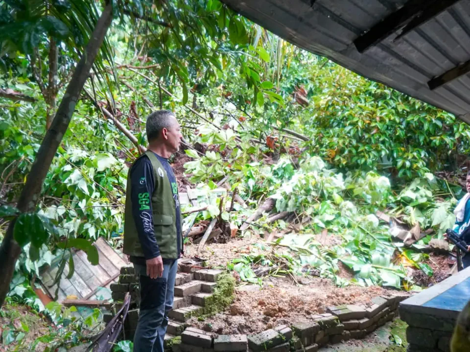 Wanita Nyaris Maut Tanah Runtuh Hempap Rumah