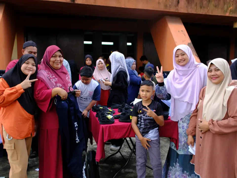 300 Murid Terima Bantuan Kelengkapan Sekolah di DUN Ladang