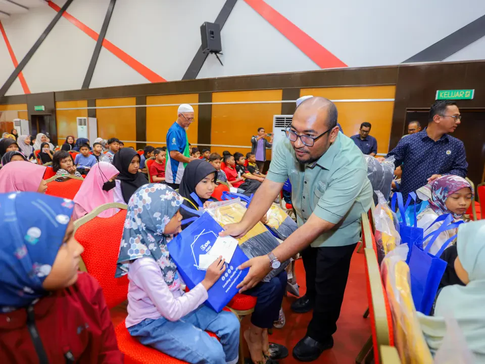 100 Pelajar Sekolah Rendah Terima Bantuan Awal Sekolah