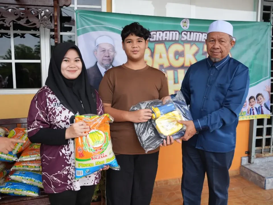 200 Pelajar Terima Sumbangan Barangan Sekolah di DUN Ajil