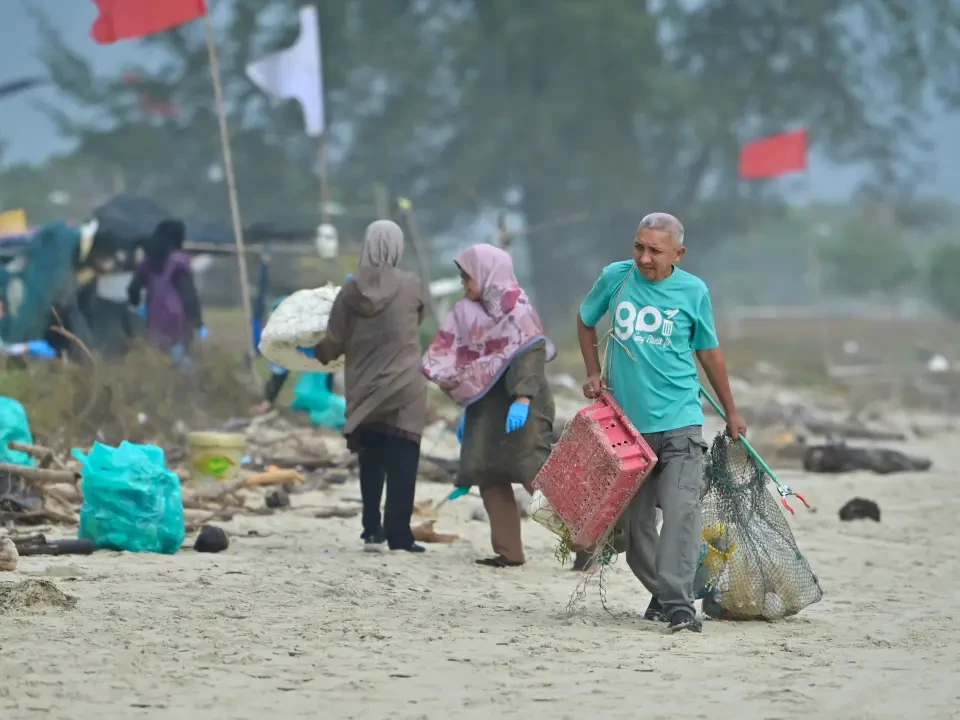 410 Kilogram Sisa Monsun Dibersihkan di Pantai Pandak