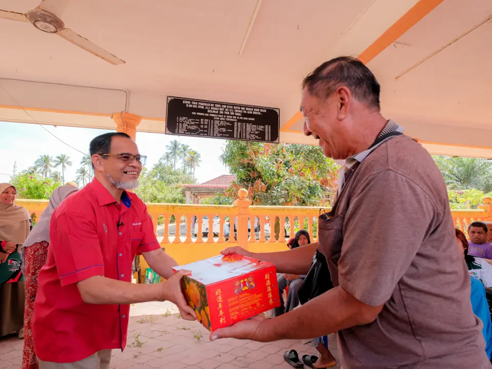 140 Penduduk Kampung Pok Kiang Terima Agihan Limau Mandarin