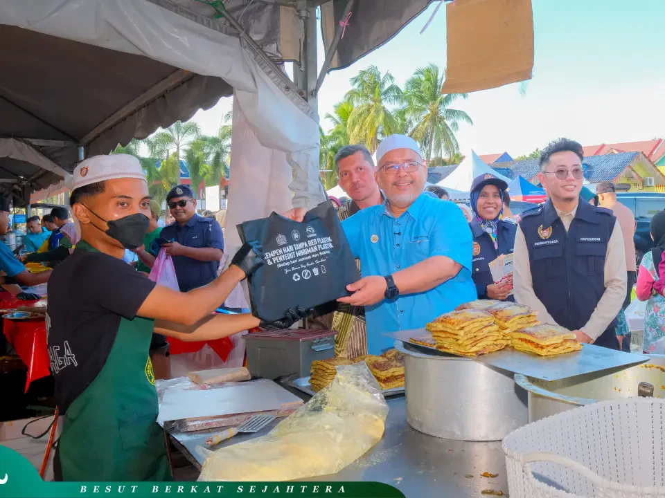  Wan Sukairi Puji Tahap Kebersihan Gerai Di Bazar Ramadan Kampung Raja
