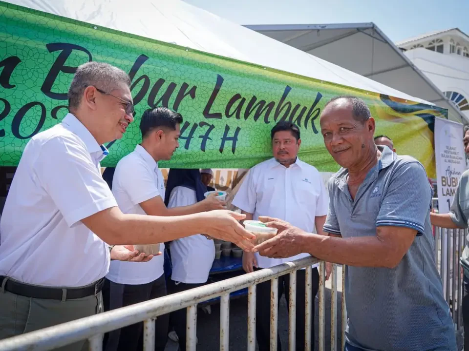 3,000 Bubur Lambuk Laris, Tradisi Ramadan Terengganu Inc Tarik Perhatian   