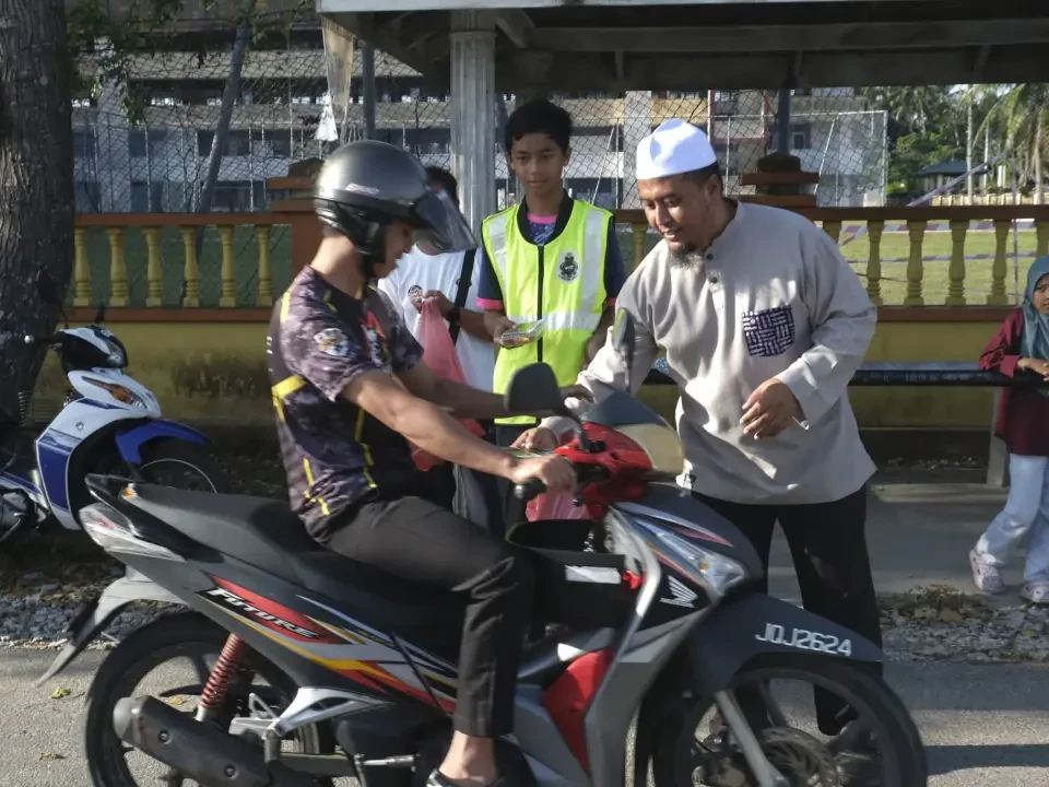 ADUN Kemasik Kongsi Rezeki Juadah Berbuka, Sokong Peniaga Kecil