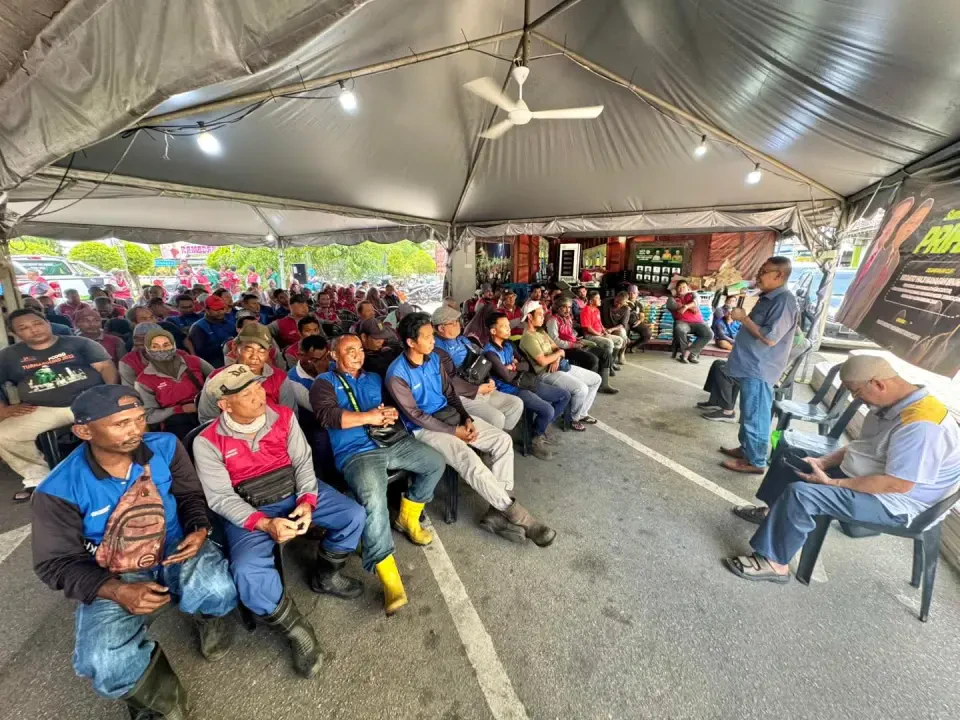 Selalu Sapu Sampah Kita, Hari Ini 'Tukang Sapu' Terima Bantuan