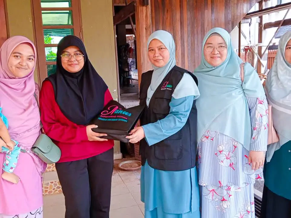 Wanita Muda Terengganu Dapat Makanan Berbuka Percuma