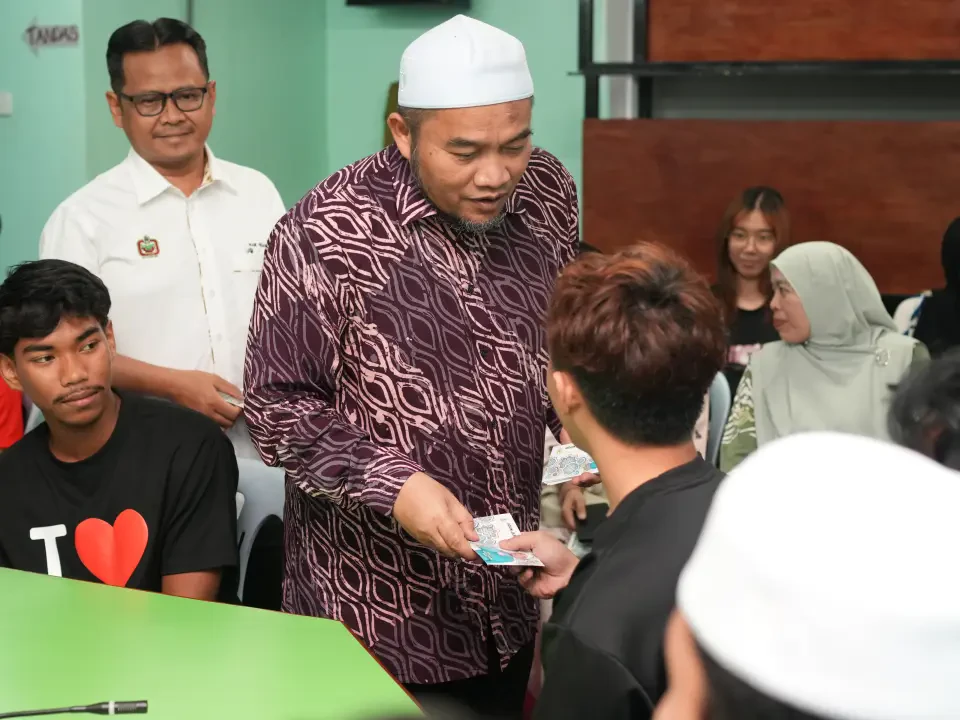 76 Pelajar Cemerlang SPM Jerteh Dirai