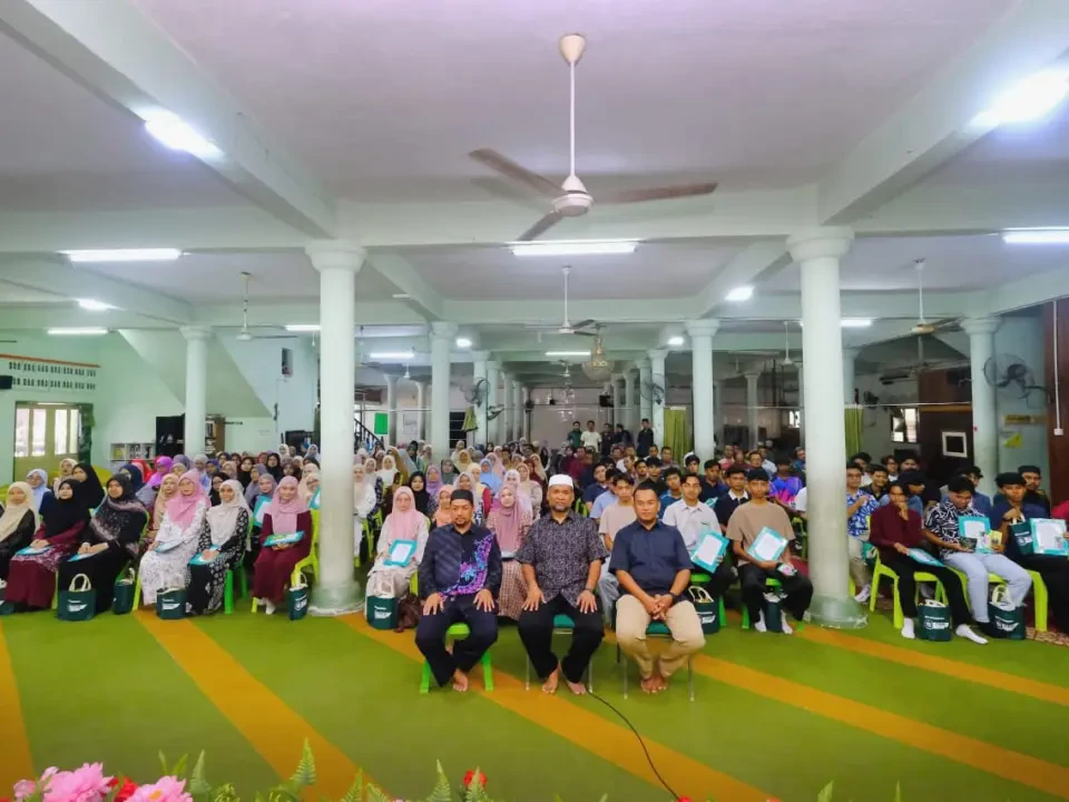 107 Pelajar Cemerlang DUN Manir Terima Anugerah