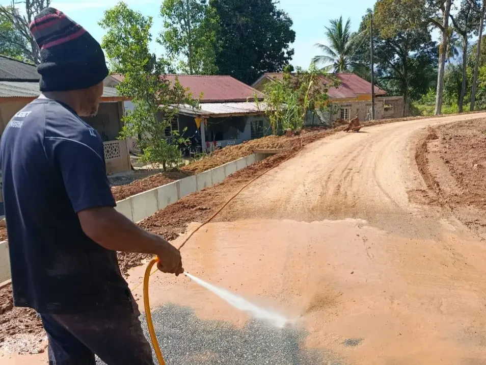 Sikap Terpuji JPKK Cuci Sisa Selut Projek Saliran Dipuji