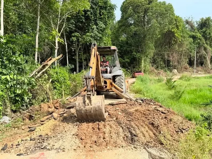 Kerja Naik Taraf, Turap Semula Jalan Rosak Di Kg Gong Lilit Dan Kg Jabi Selesakan Penduduk