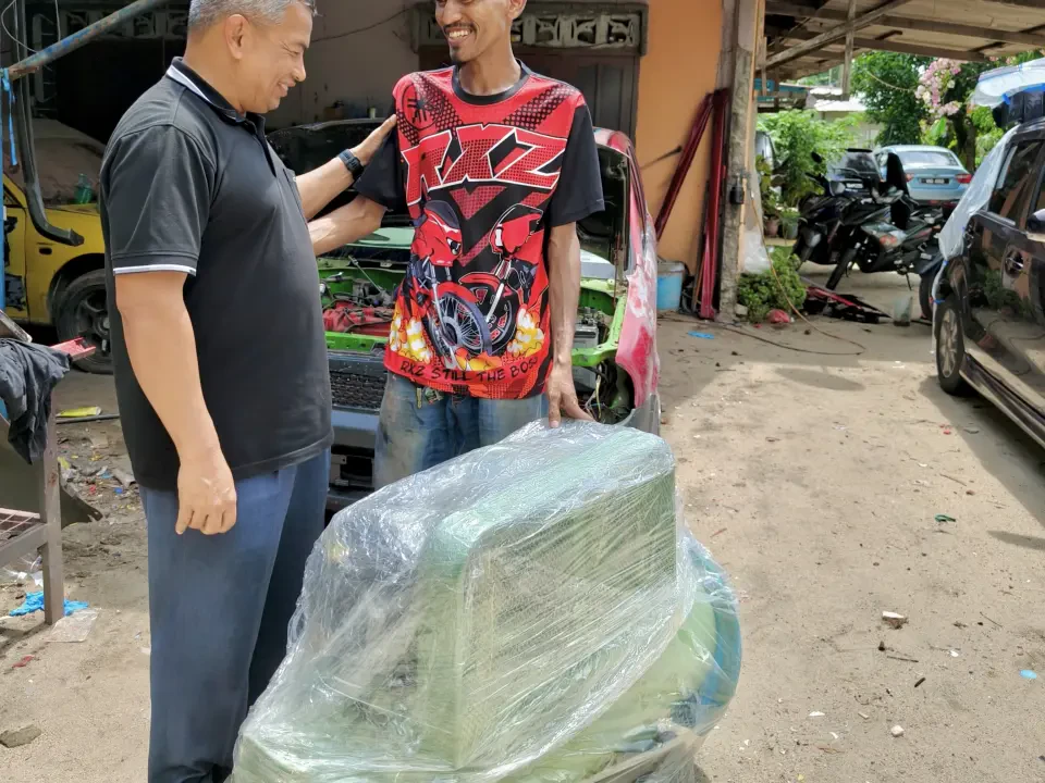 Sokong Perniagaan Anak Muda, ADUN Jabi Hadiahkan 'Air Compressor' Kepada Pengusaha Bengkel Cat