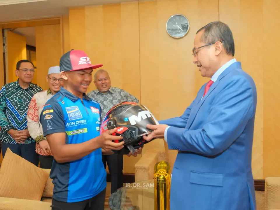 Hakim Danish Hadiahkan Helmet kepada MB Terengganu