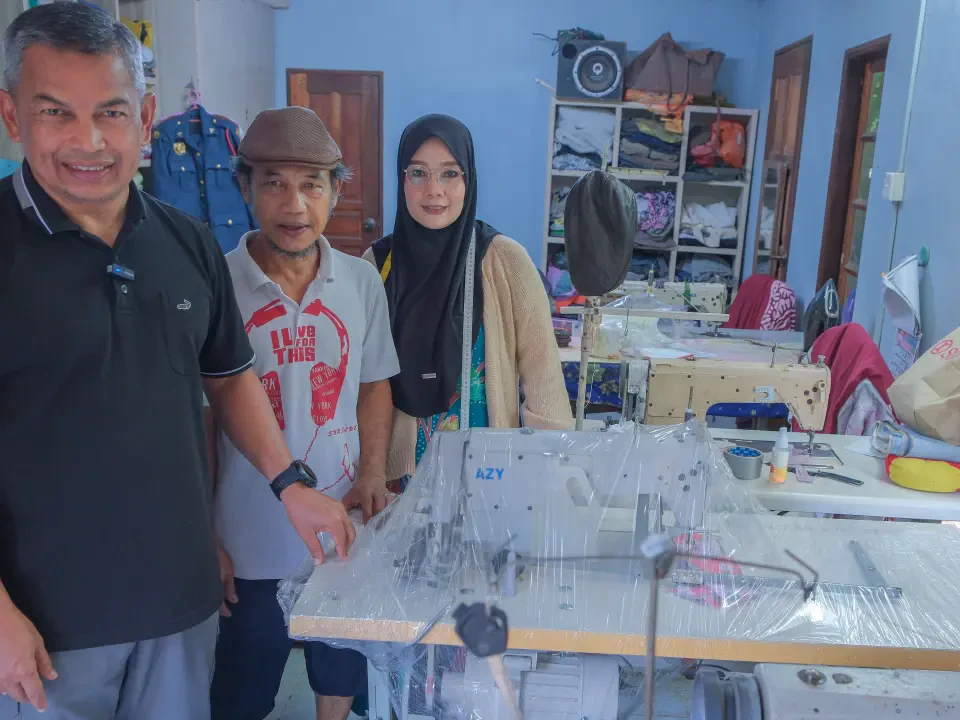 Senyuman Abang Mat Kembali Terukir, Terima Mesin Jahit Baharu 