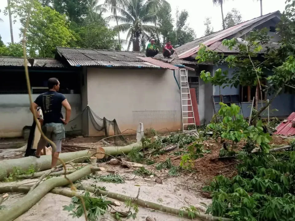 Penduduk Bersatu Padu Baiki Rumah Musnah Akibat Ribut 