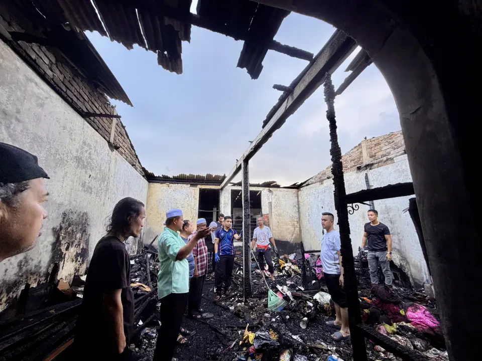 Empat Rumah Terbakar, ADUN Buluh Gading Santuni Mangsa