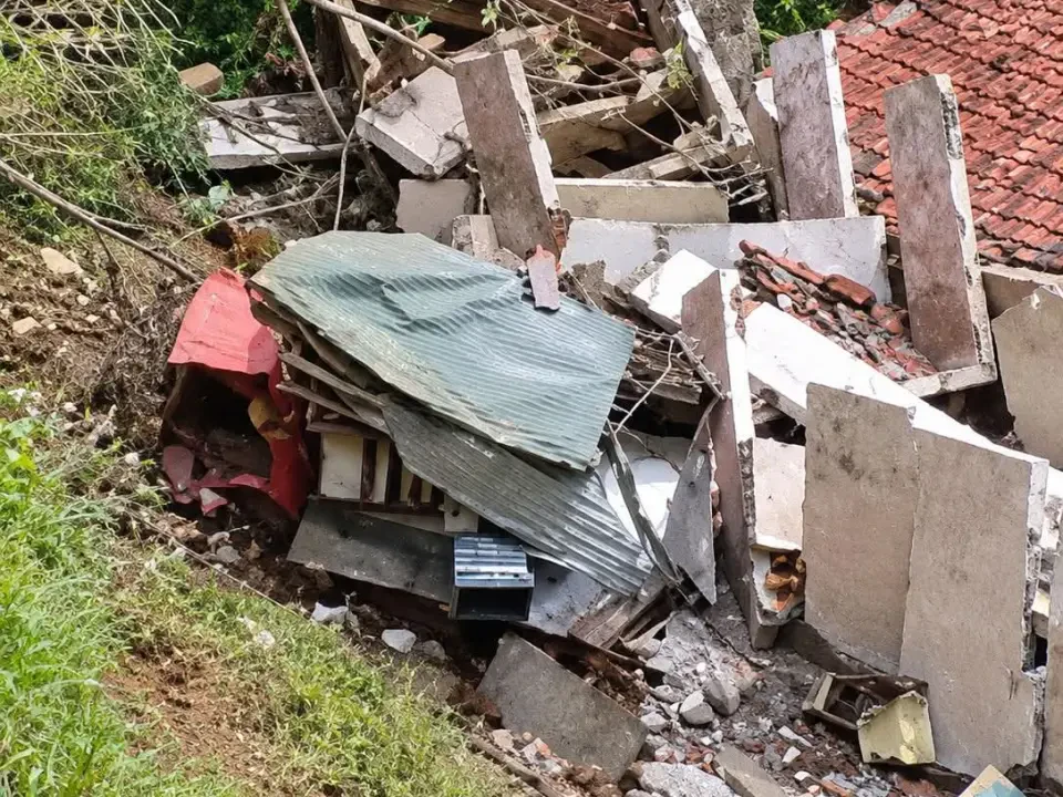 Lori Meluncur Ke Kawasan Jalan Runtuh Aring, Suami Isteri Selamat