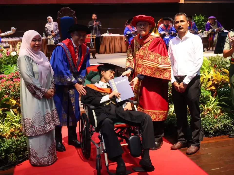 Demi Impian Anak, Ibu Bapa Redah Tiga Negeri Naik Ambulans